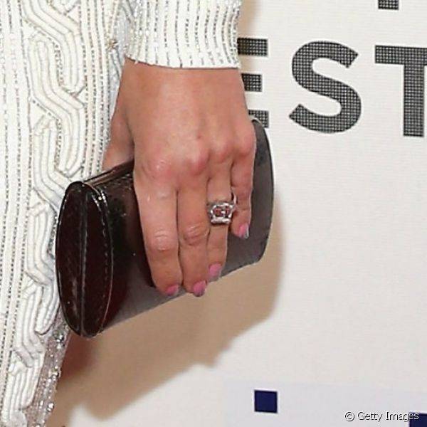 Kate decorou as unhas com degradé de glitter prata sobre esmalte rosa para a première do filme 